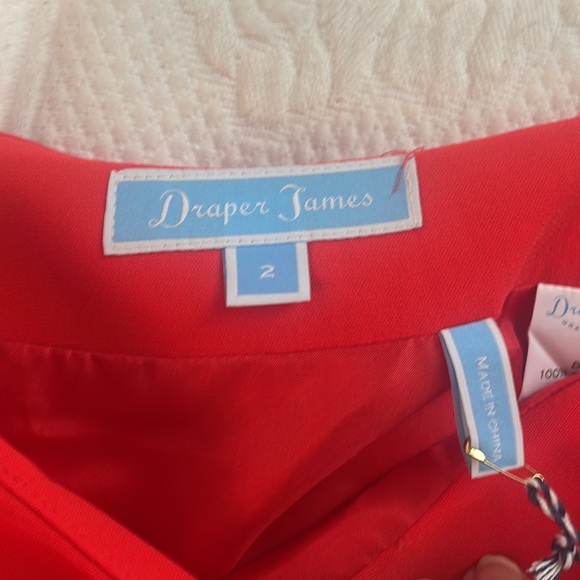 Draper James size 2 NWT solid scallop skirt in pop red color. Side zip. - Picture 5 of 6